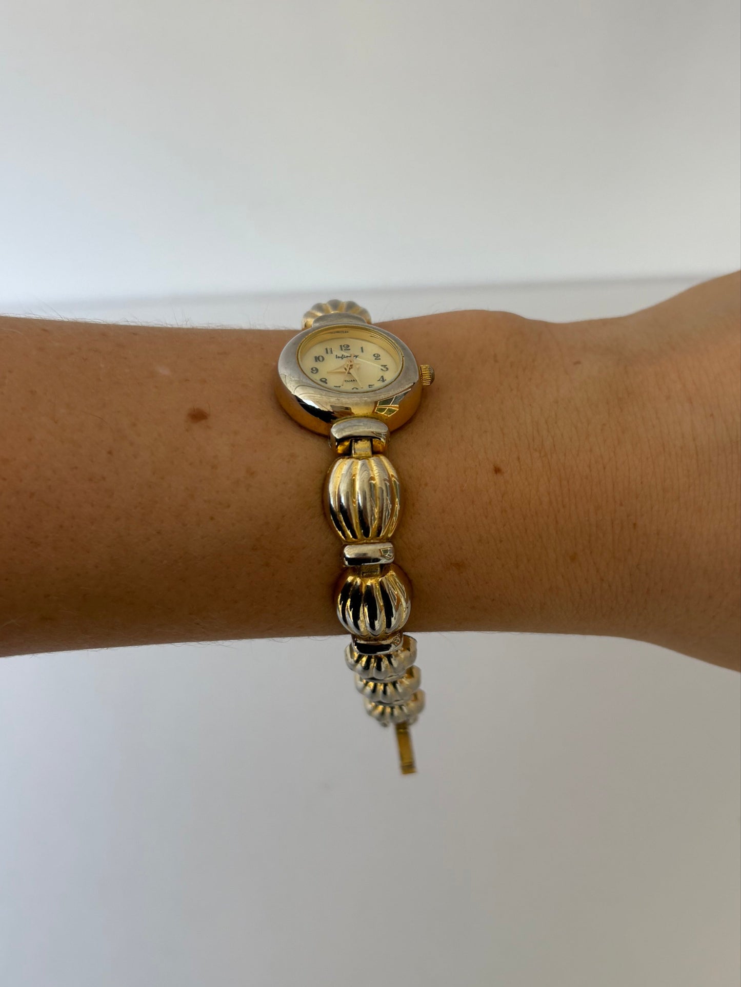 Rare Vintage Sea Shell Two Toned Silver/Gold Details Womens Watch