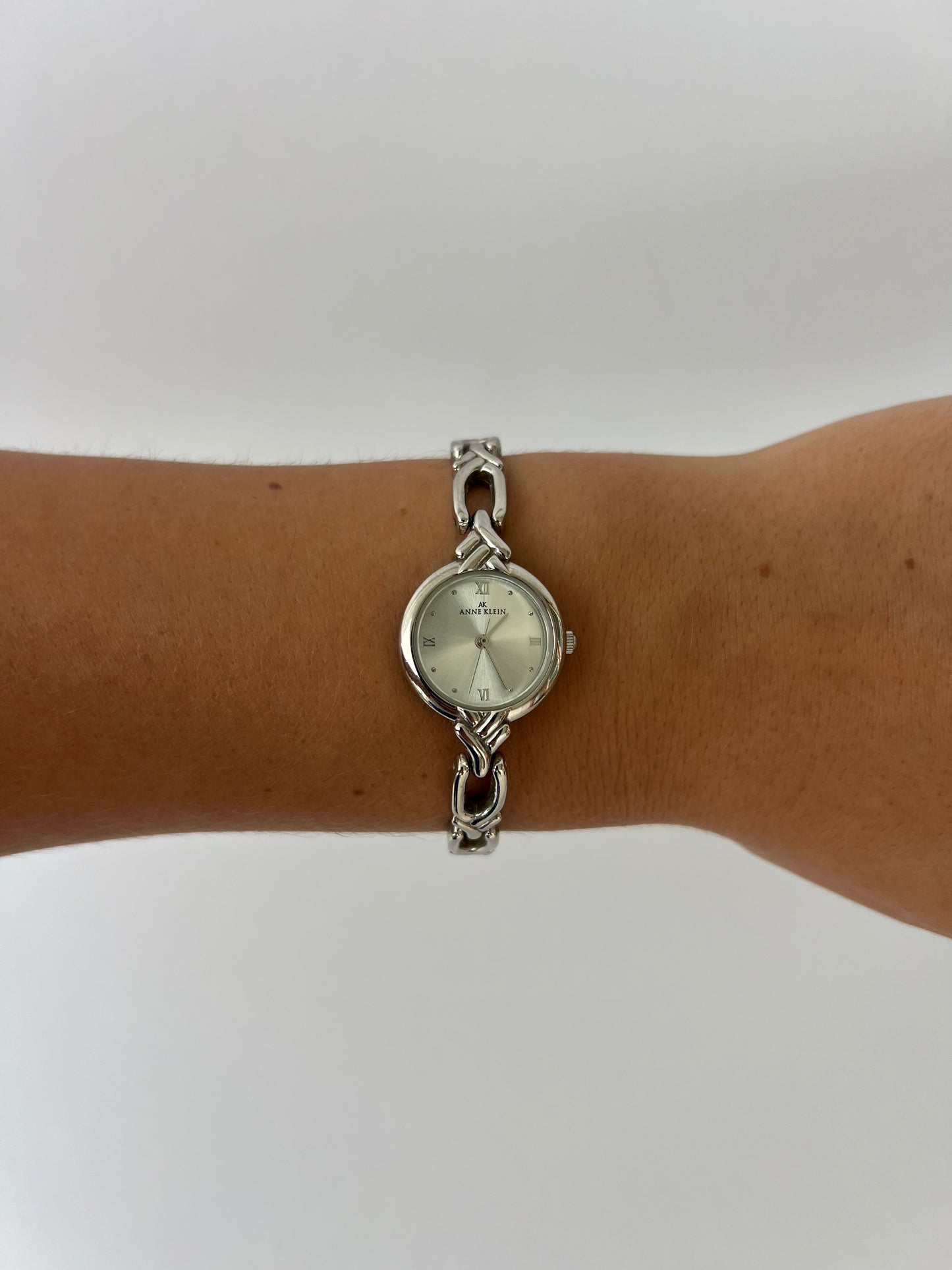 Vintage Rare Braided Band Round Face Silver Womens Watch