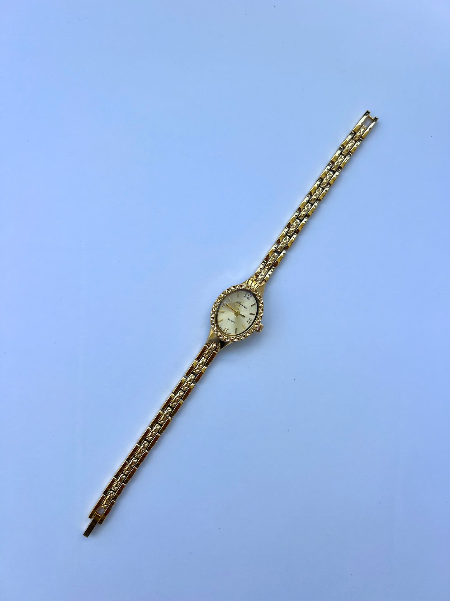 Verona Womens Oval Classic Vintage Quartz Watch Wristwatch Gold tone