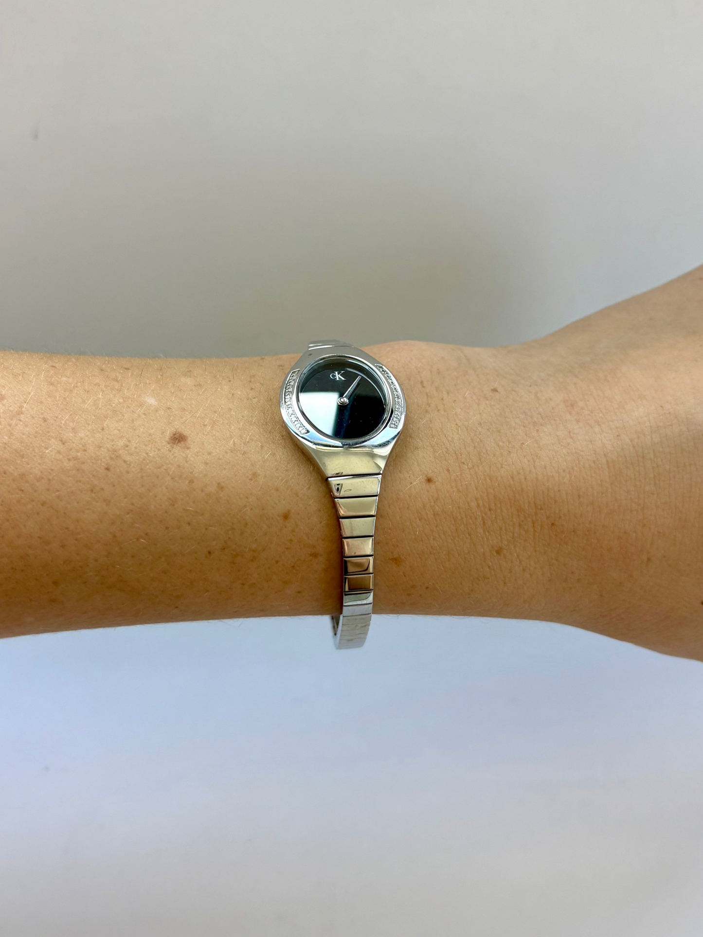 Rare Vintage Black and Silver Round Black Dial Womens Watch