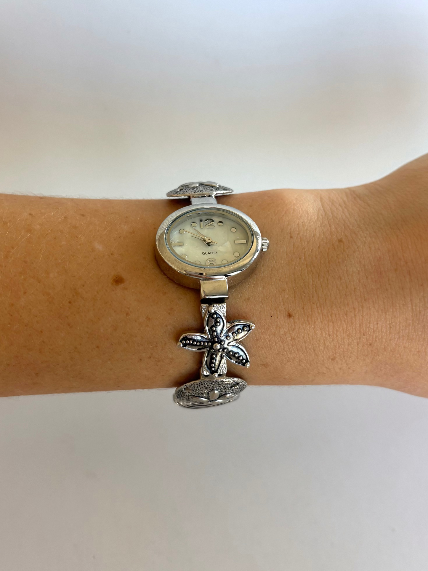 Rare Vintage Silver Beachy Womens Watch Stretchy Band