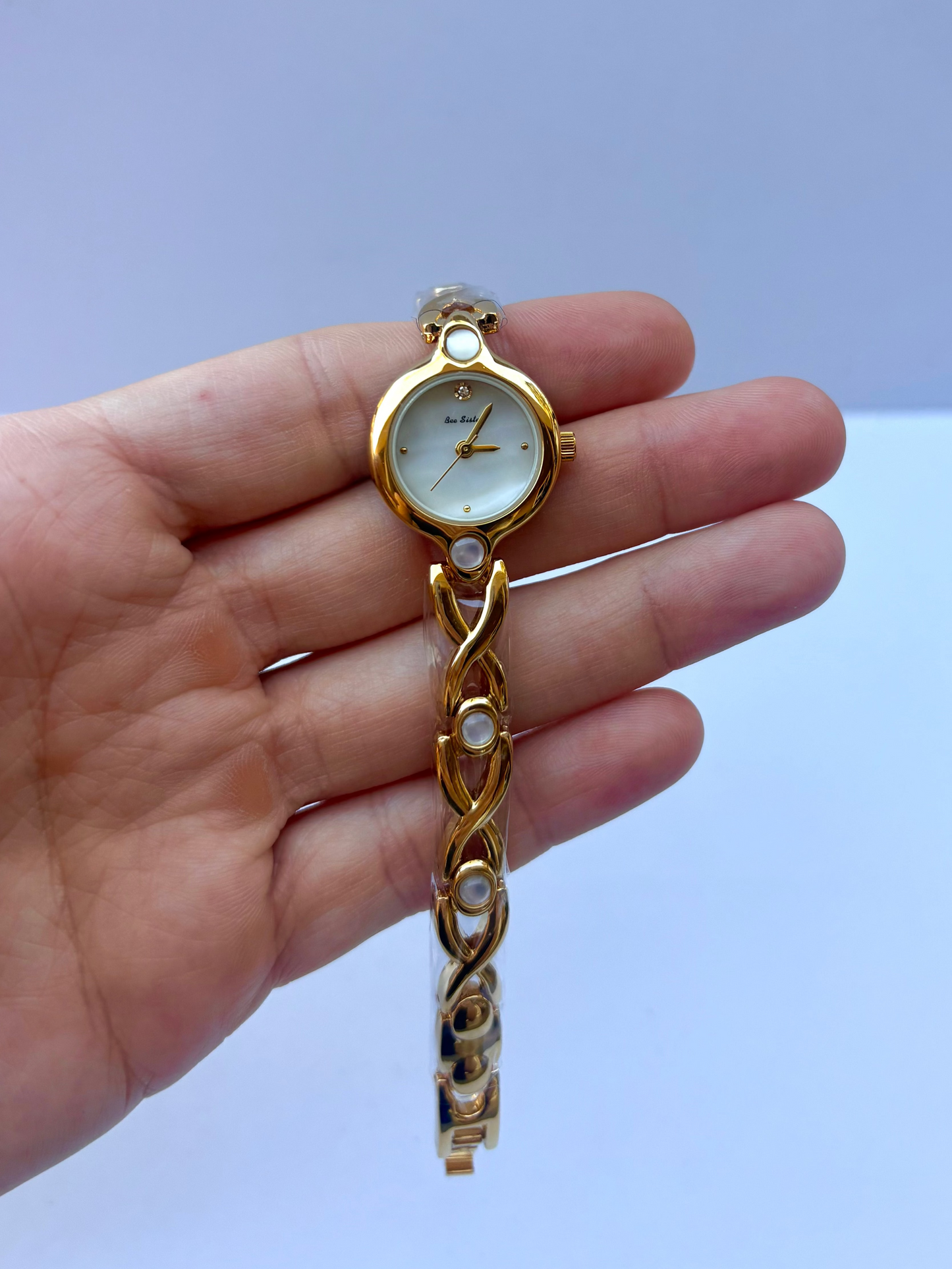 Dainty Vintage Oyster Detail Circle Dial Gold Dainty Womens Watch