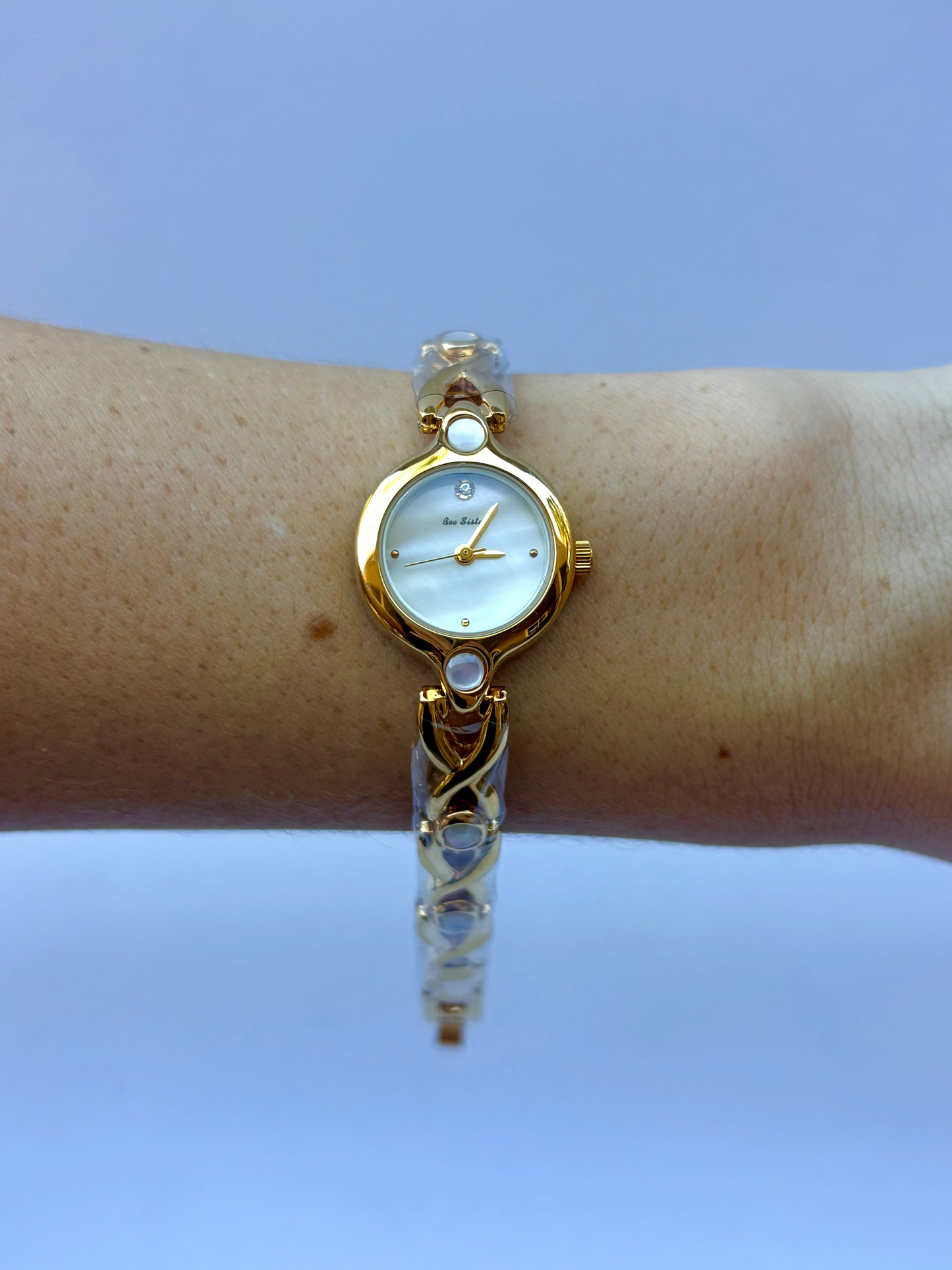 Dainty Vintage Oyster Detail Circle Dial Gold Dainty Womens Watch