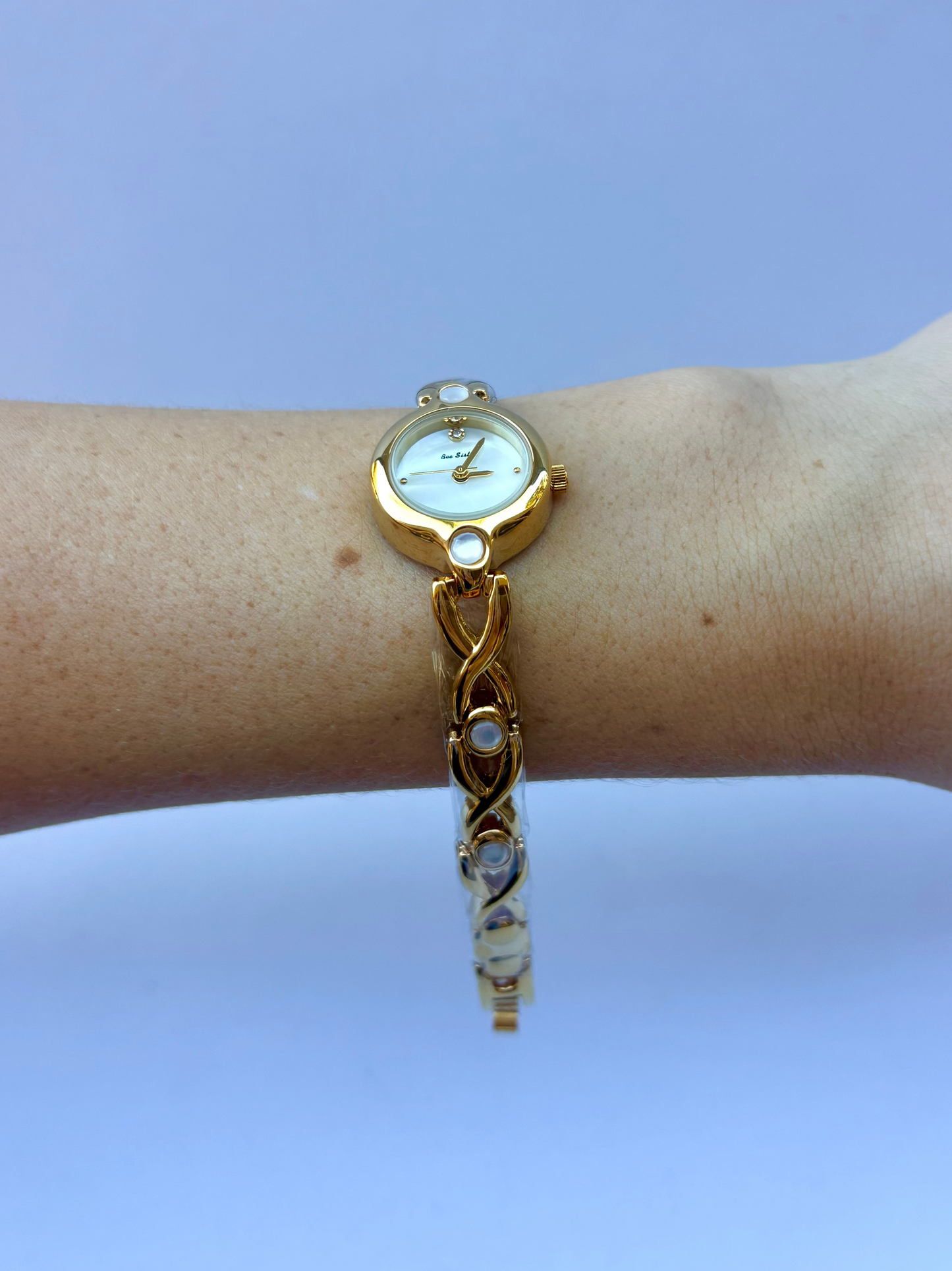 Dainty Vintage Oyster Detail Circle Dial Gold Dainty Womens Watch